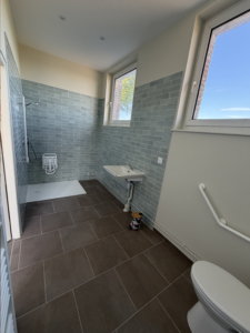 Salle de bain PMR - Domaine du Clos de la Sansonnette à Bosville en Normandie